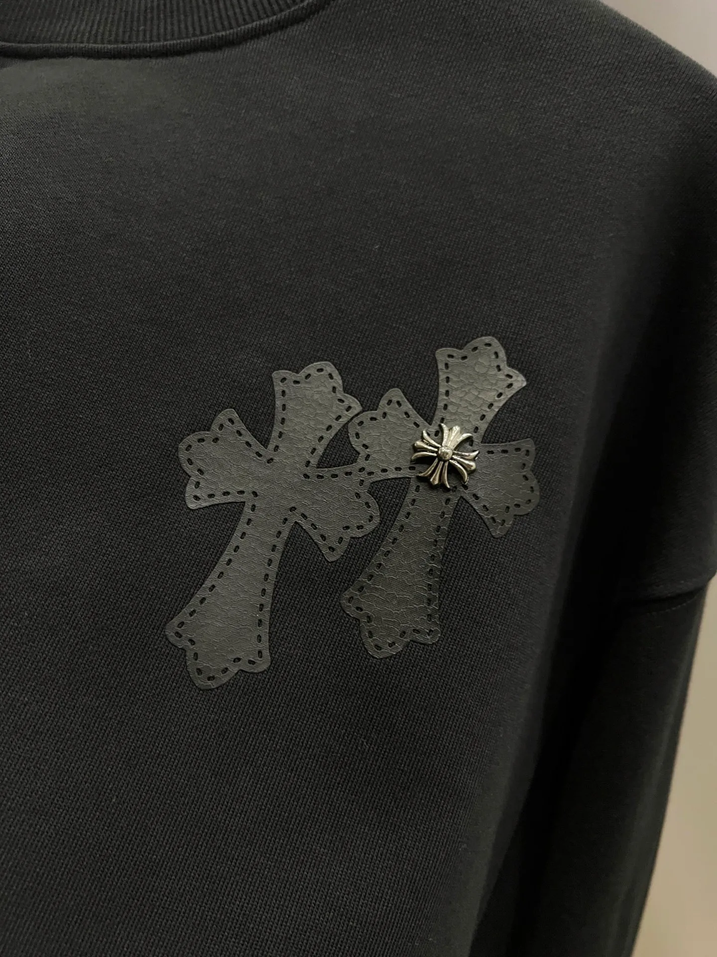 🅿️280 CH Crowe 2025 Autumn and Winter New Style Round Neck Long Sleeve Sweater Cross Patch Leather + Customized Hardware Metal Horseshoe Sanskrit Characters + Middle Eastern Australian Diamond Design Craftsmanship The real thing is great🔥Same style for men and women, loose version Size S M L XL XXL Five sizes Black White